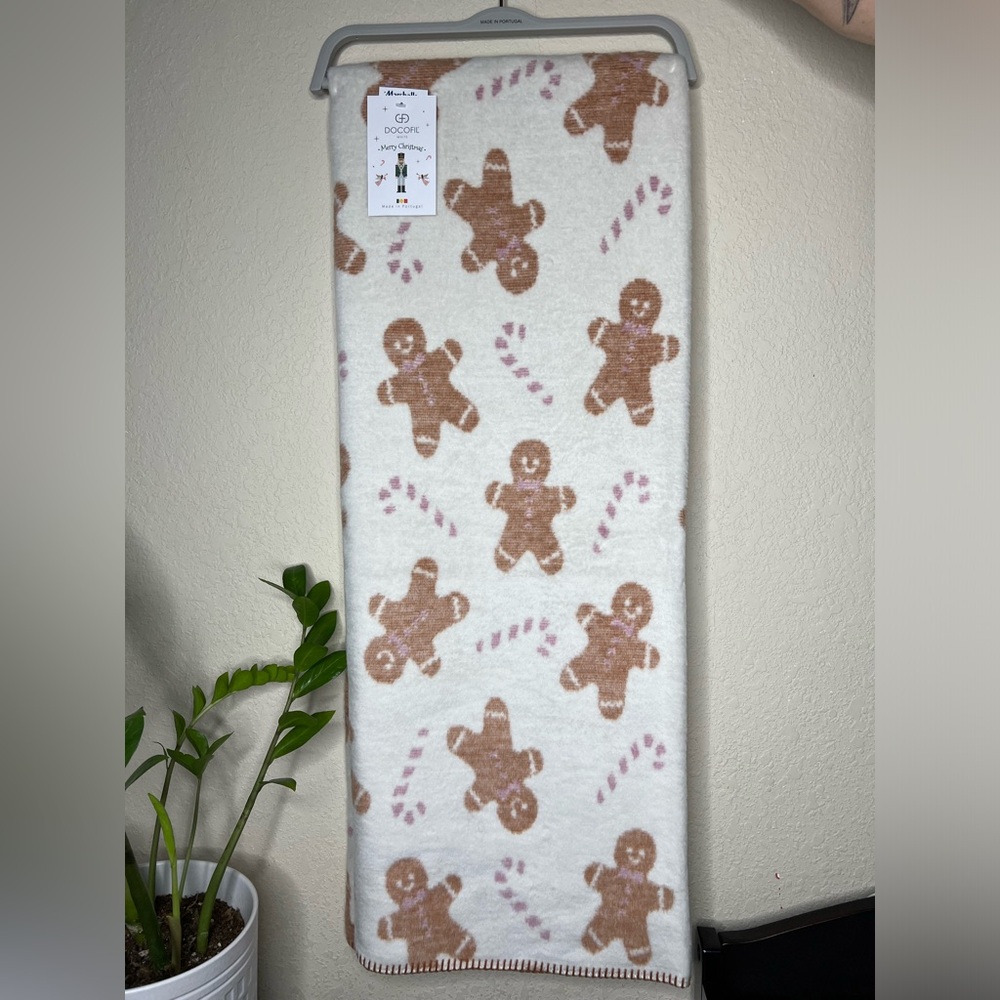 NEW Gingerbread & Candy Cane Holiday Throw Blanket